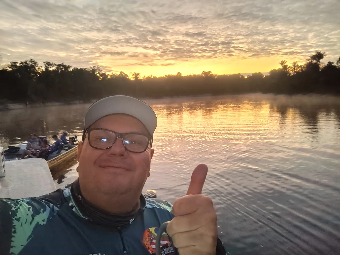 Amanhecer no rio durante uma viagem de pescaria
