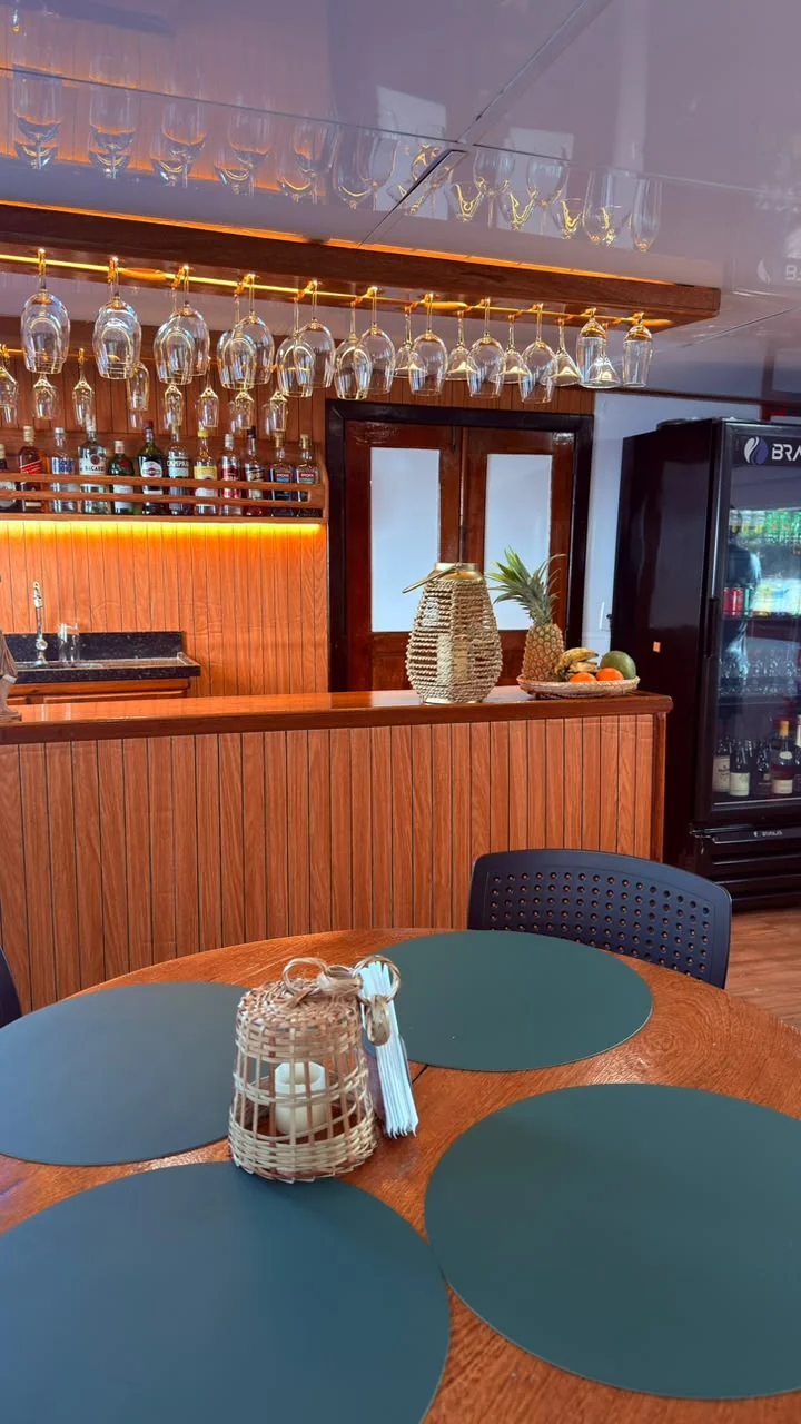 Ambiente interno de convivência e bar em uma embarcação