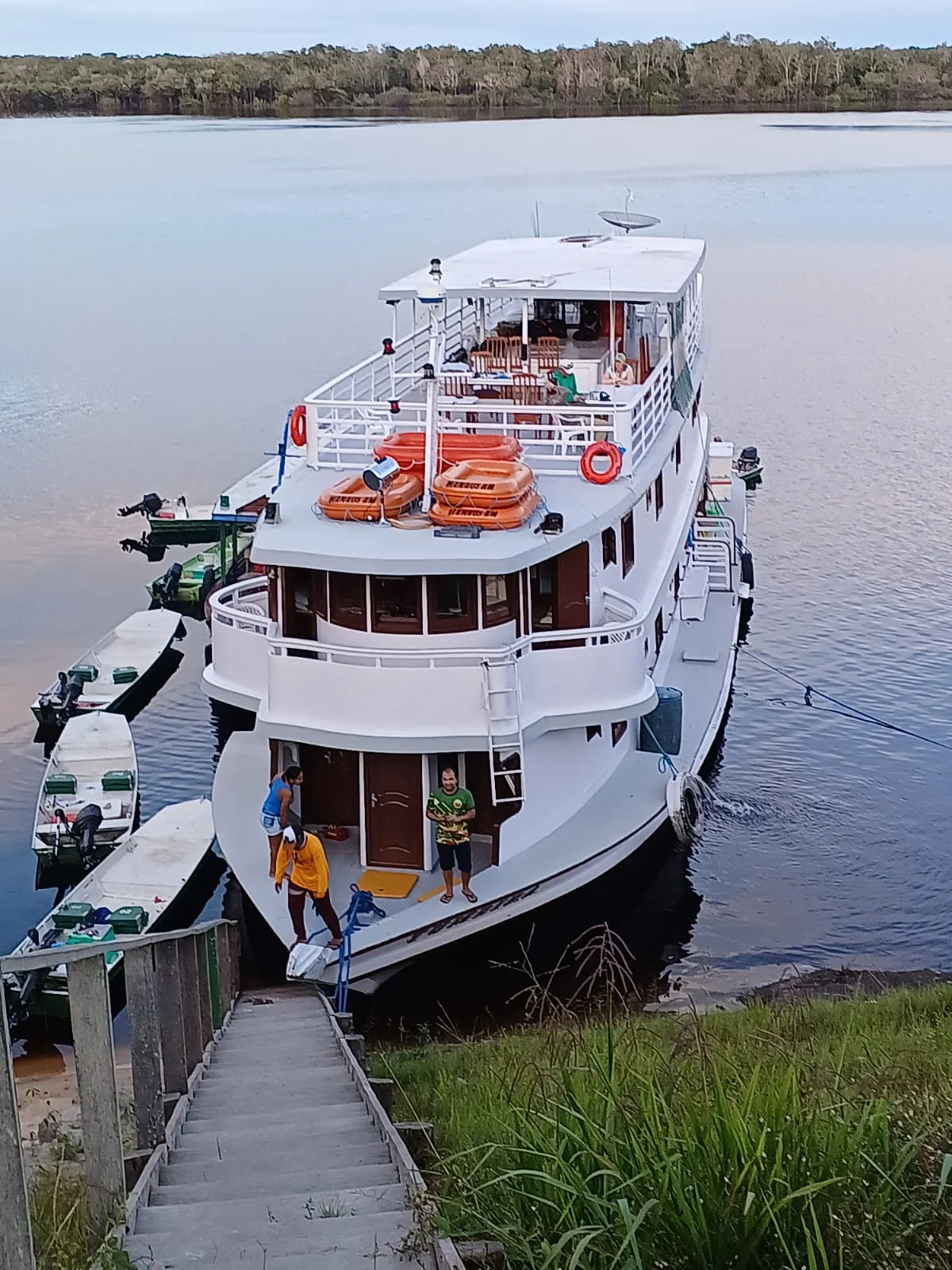 Barco de vários conveses atracado, fotografado durante uma viagem
