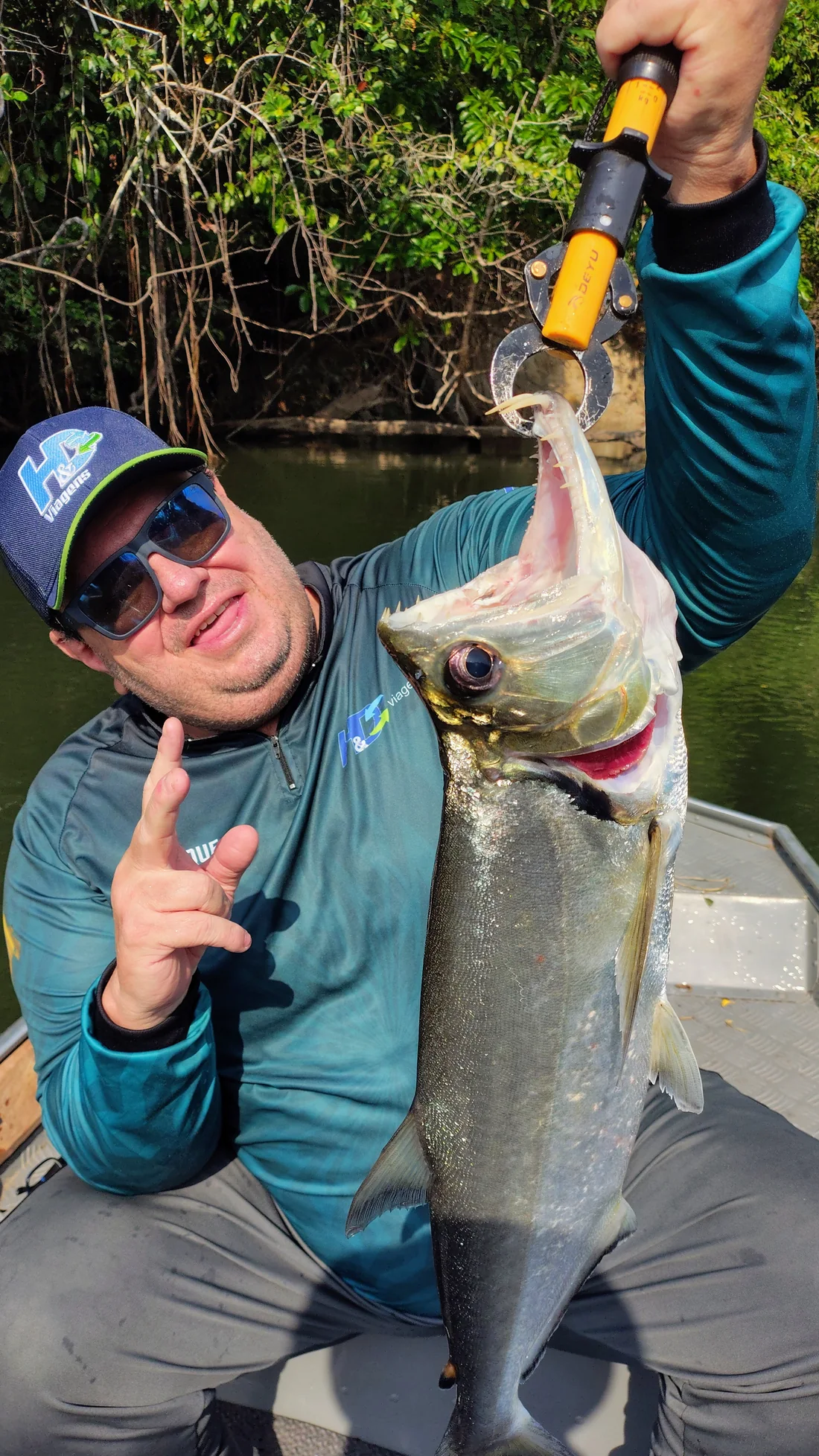 Pescador junto à margem do rio em registro do acervo HD Viagens