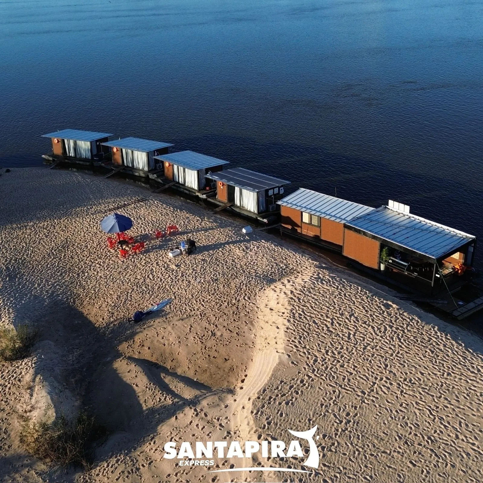 Vista aérea da operação Santapira Express junto ao rio e à praia