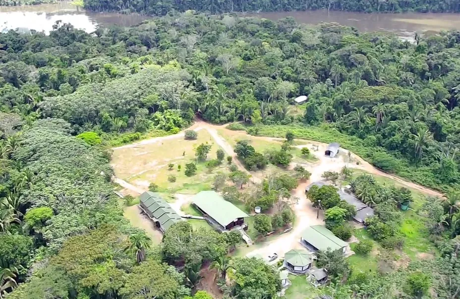 Vista aérea da pousada e da floresta na operação Remanso Teles Pires