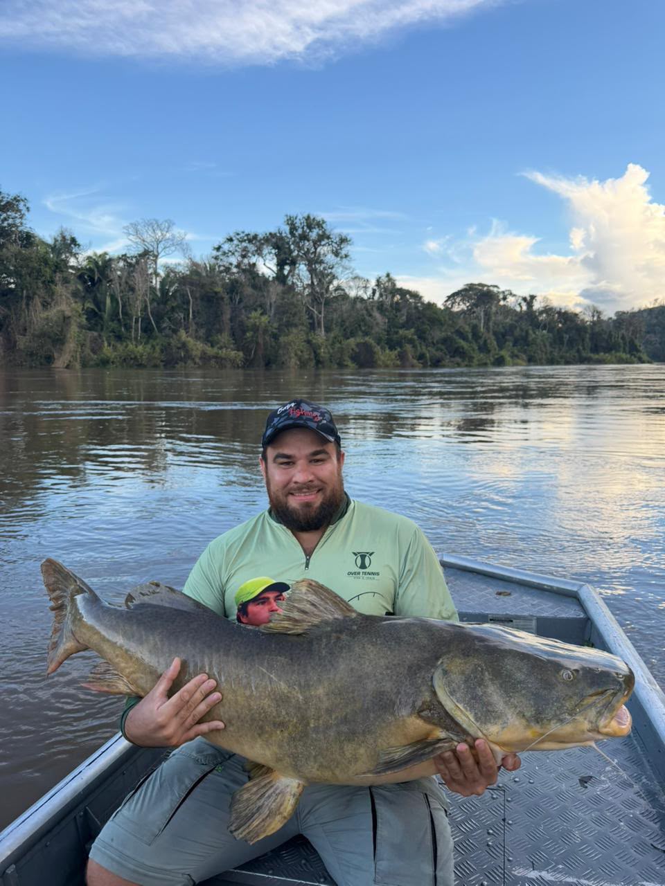 Pescador mostra uma grande captura a bordo