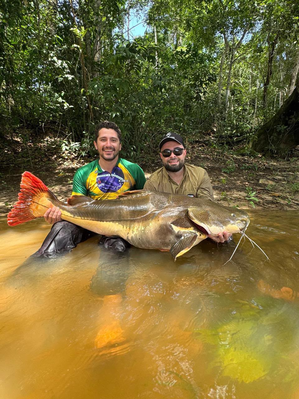 Dois pescadores registram uma grande captura no rio