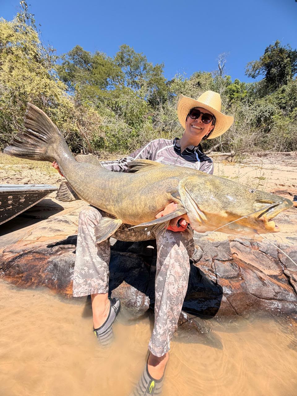 Pescadora mostra peixe de couro capturado na região