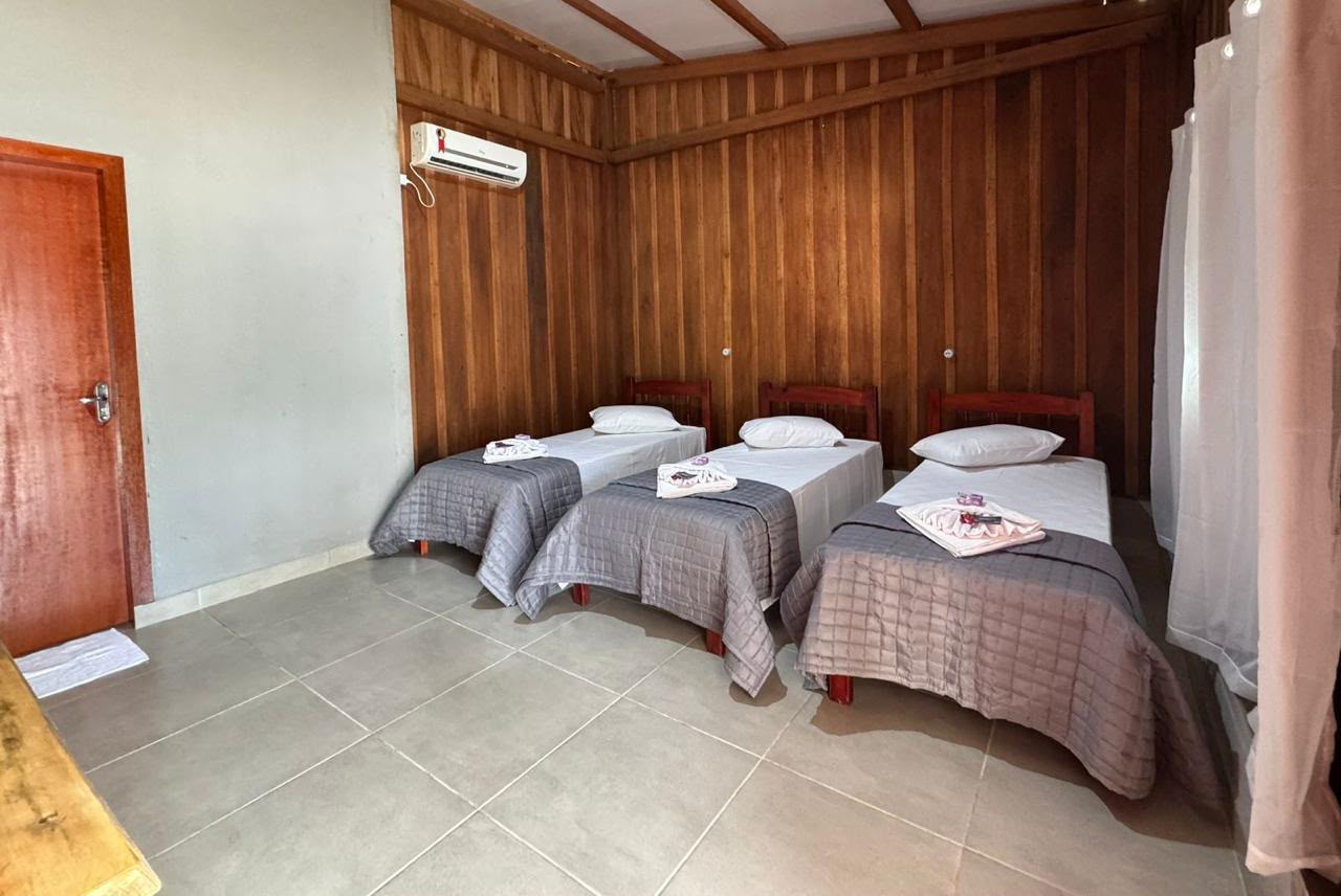 Quarto triplo climatizado da Eco Pousada Encontro das Águas