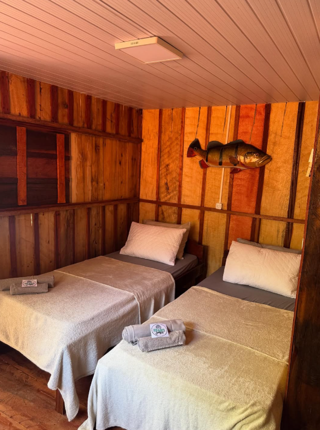 Quarto duplo de madeira da Pousada Sítio São José
