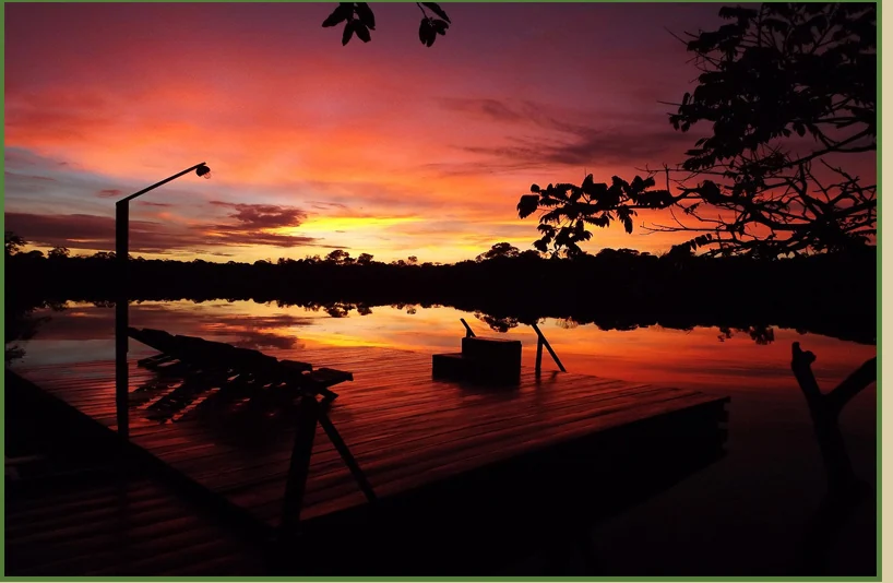 Pôr do sol sobre o Rio Juma visto do lodge