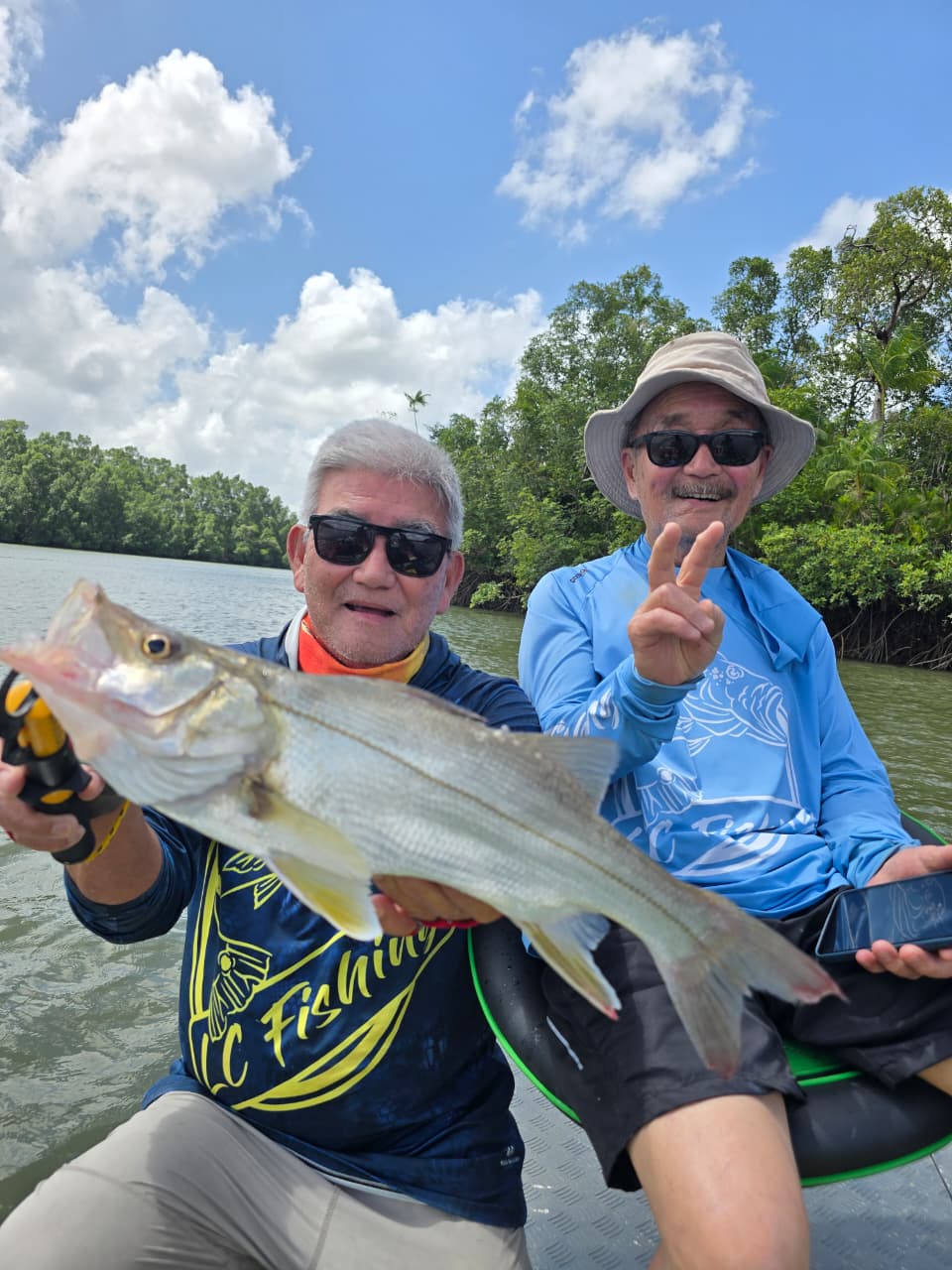 Dois pescadores com um peixe capturado na Operação Marajó Fishing