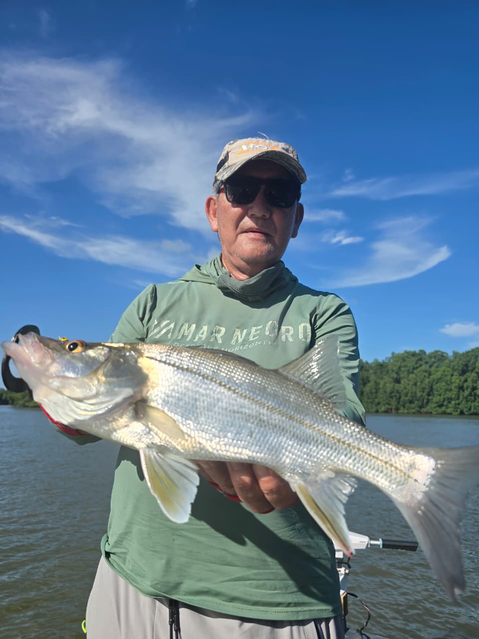 Pescador com peixe prateado capturado na Operação Marajó Fishing