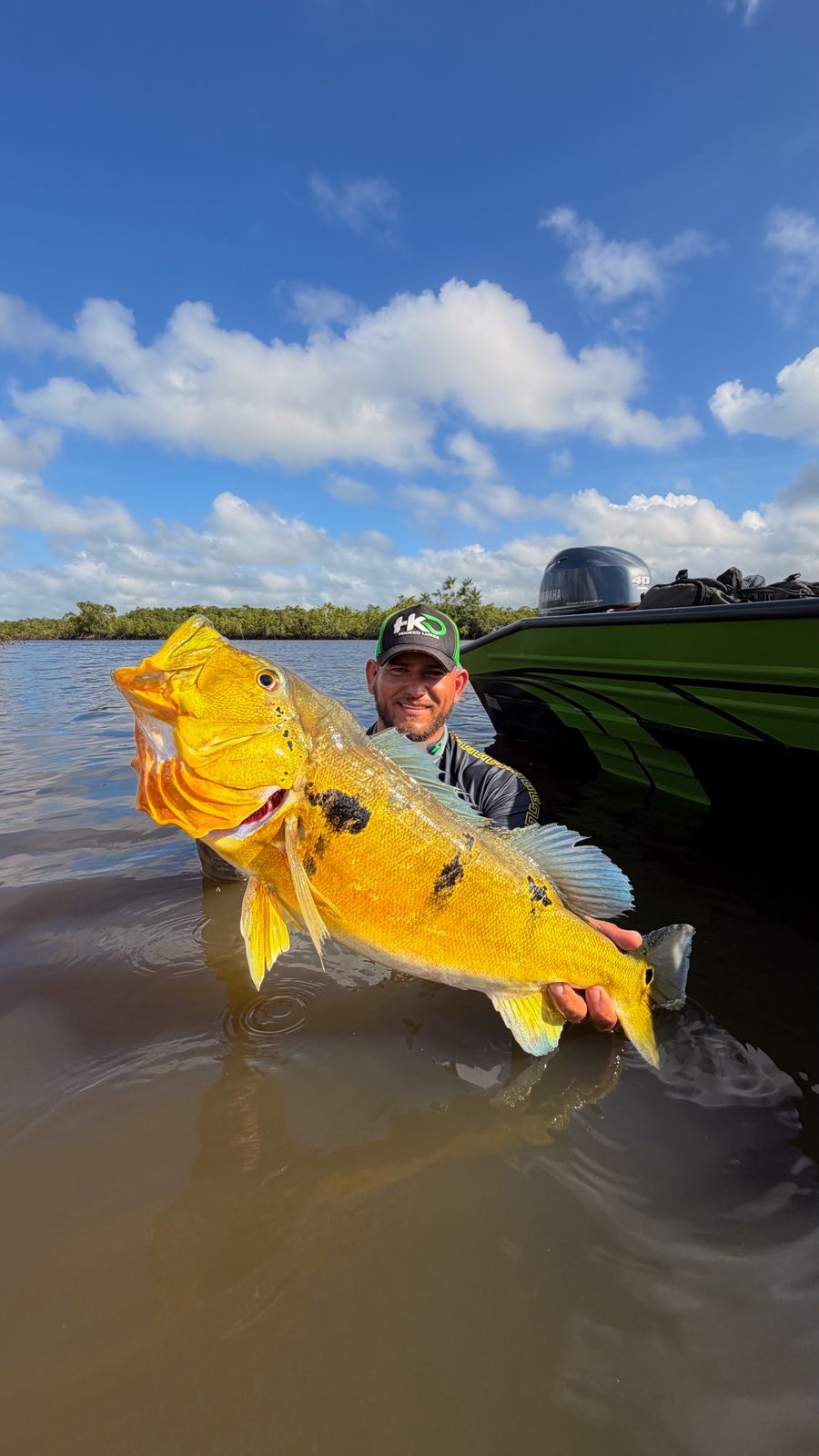 Pescador segura um grande tucunaré durante a Operação Marajó Fishing