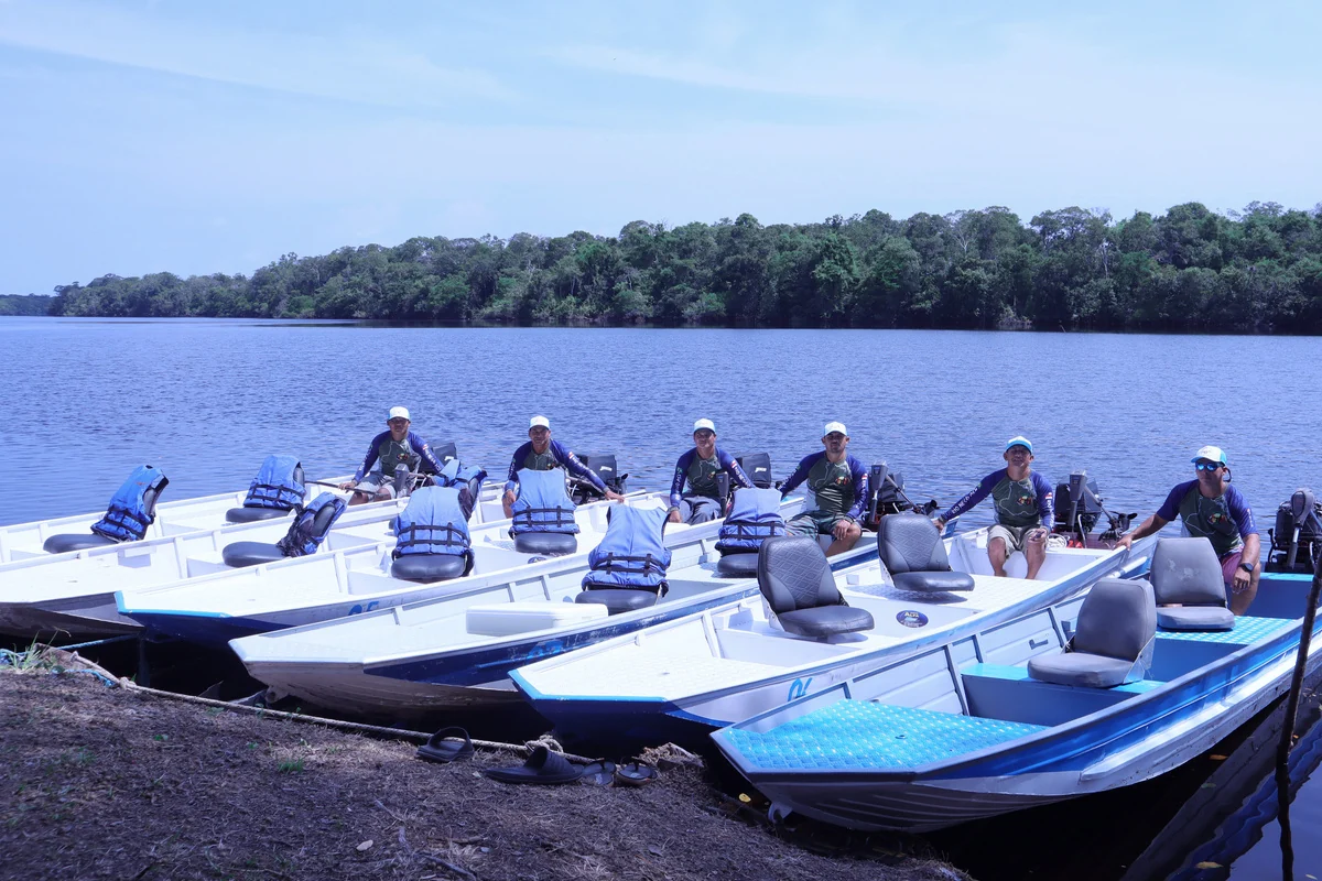 Barcos preparados para a pescaria no Rio Negro Açu