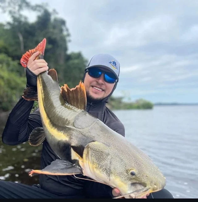 Pescador com peixe capturado na operação Rio Negro Açu
